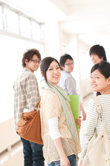 大学の廊下を歩く大学生