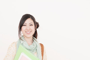 ファイルを持ち微笑む大学生