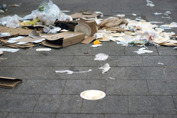 Die Ansammlung von Müll in Form von Essensresten, Papptellern, Kartons und  Plastik während eines...