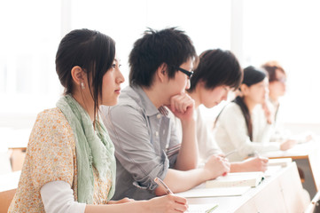 勉強をする大学生