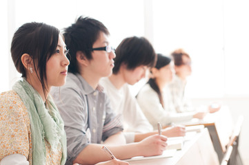 勉強をする大学生