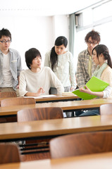 勉強をする大学生