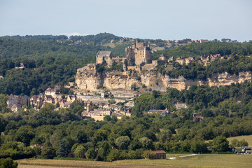  The medieval Chateau de Beynac rising on a limestone cliff above the Dordogne River. France, Dordogne department, Beynac-et-Cazenac