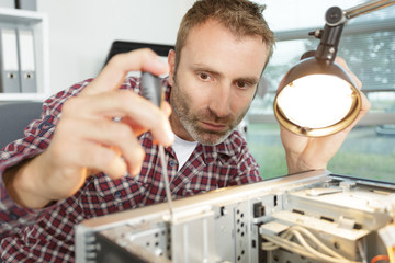 Obraz premium computer hardware engineer fixing cpu