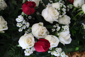 Bouquet de roses blanches et rouges 