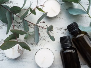 アロマセラピーのイメージ（アロマオイル、キャンドル、ユーカリの葉）