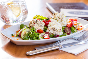 Frischer salat auf dem tisch in einem restaurant.