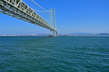 Fototapeta na wymiar 淡路島から見た明石海峡大橋の勇姿