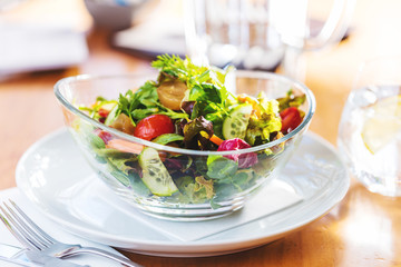 Frischer salat auf dem tisch in einem restaurant.