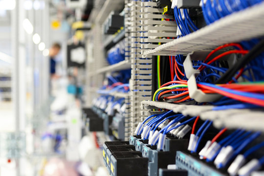 Montage von elektronik in einer modernen Fabrik - closeup von Kabeln in einem Schaltschrank
