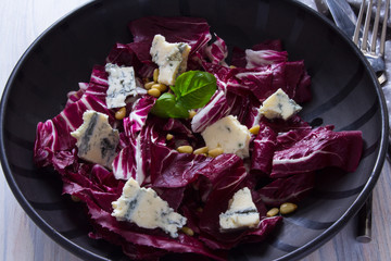 Radiccio Salat mit Gorgonzola und Pinienkernen