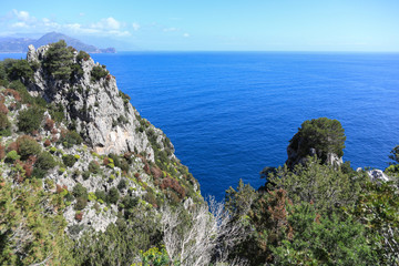 Fototapeta na wymiar Capri Amalfi Küste: Wandern entlang der Ostküste der Insel Capri mit Blick auf die Halbinsel von Sorrent