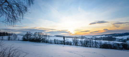 Winter Landschaft mit Sonne
