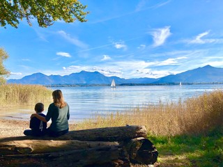 Mutter liebe mit Sohn am Chiemsee mit Segelboot