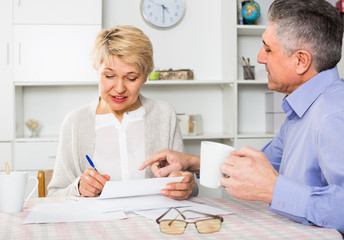 Obraz premium Mature man and woman are lead discussion