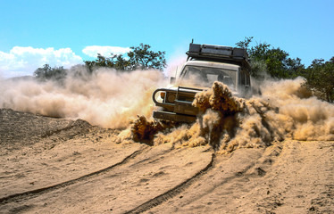 4x4 drive on extremely dusty track 