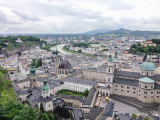 Fototapeta premium 호엔잘츠부르크성에서 내려다본 오스트리아 잘츠부르크 도시 전경