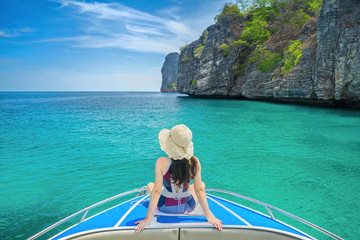 Fototapeta na wymiar Cute girl is relaxing in the summer at the sea. Traveling by the sea.Beautiful sea of Thailand.Summer sea travel.Summer beach travel.