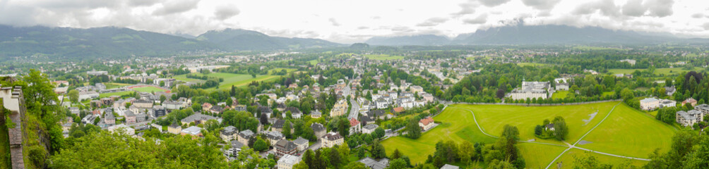 Fototapeta na wymiar 호엔잘츠부르크성에서 내려다본 오스트리아 잘츠부르크 도시 전경