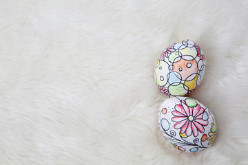 Bunt bemalte Eier mit verschiedenen Motiven