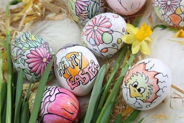 Bunt bemalte Eier mit verschiedenen Motiven