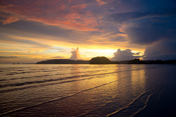 Obraz premium Gloomy tropical sunset,Sunset over Water and Islands,Thailand