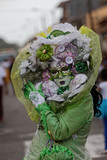 Belle touloulou masquée en vert à la grande parade de Cayenne en Guyane française