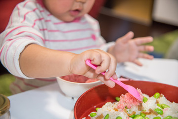 ちらし寿司を準備する子供