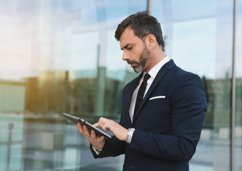Hombre de negocios usando tablet