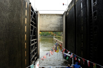 Mettlach, Schiffsreise auf der Saar durch die Schleuse