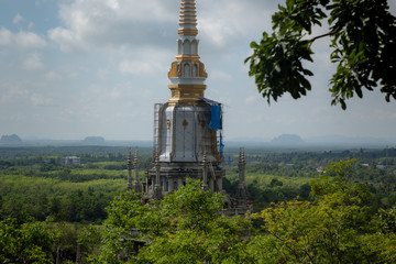 Obraz premium The top of Tiger Cave temple, Wat Tham Suea , Krabi region, Thailand