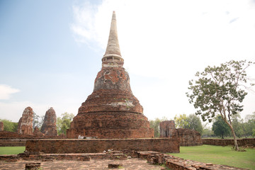 Fototapeta na wymiar Old Beautiful Thai Temple wat Mahathat, Ayutthaya Historical Park, Ayutthaya, Thailand