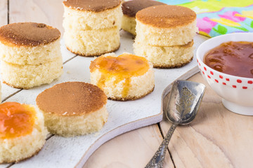 Vanilla mini cakes.