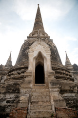 Fototapeta premium Old Beautiful Thai Temple wat Mahathat, Ayutthaya Historical Park, Ayutthaya, Thailand