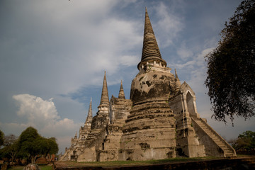 Fototapeta premium Old Beautiful Thai Temple wat Mahathat, Ayutthaya Historical Park, Ayutthaya, Thailand