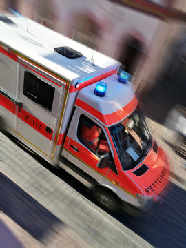Ambulanz f&auml;hrt im Einsatz