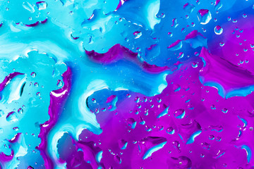 Formes d& 39 eau sur verre avec fond bleu et violet
