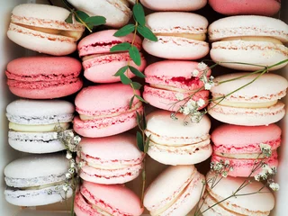 Gordijnen Kleurrijke Franse of Italiaanse macarons stapelen op witte houten tafel met kopieerruimte voor achtergrond. Dessert voor geserveerd met afternoon tea of koffiepauze. © byallasaa