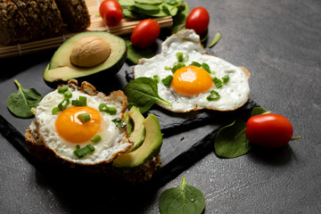 Avocado sandwich with fried egg and fresh vegetables