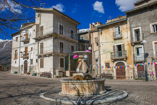 Piazza principale di Assergi in festa distrutto dal terremoto
