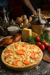 Круглая пицца с курицей и томатами