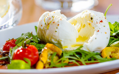 Salat mit mozzarella käse.
