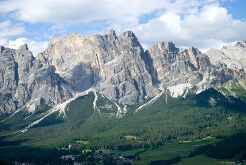 Fototapeta na wymiar The mountains of the Cristallo group dominate the Cortina D'ampezzo valley