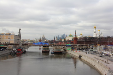 Fototapeta na wymiar Reconstruction of the Big Moskvoretsky bridge on the Moscow River
