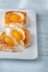 Puff pastry with canned peaches