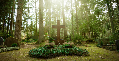 Grab mit Kreuz auf Friedhof