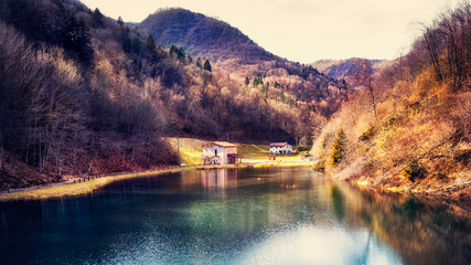 Italia, marzo 2019: laghetto di montagna alla fine dell'inverno