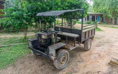Obraz premium Abandoned car in countryside