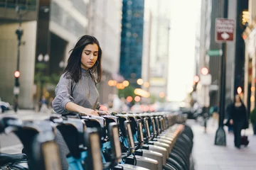 Foto op Plexiglas girl renting a city bike from a bike stand in chicago © prostooleh