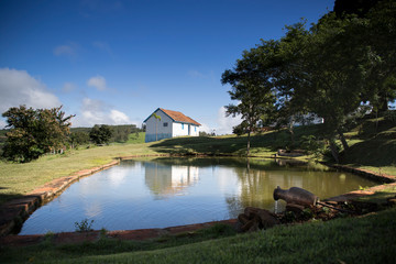 Fototapeta na wymiar lake and house in the mountain